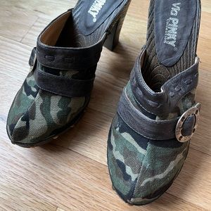 Camouflage heeled clog size 7